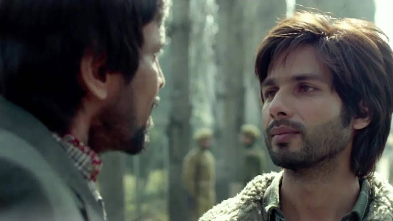 काही काळापूर्वी त्याचा 'ओ रोमियो' चित्रपट रिलीज झाला.  विशाल भारद्वाजने या चित्रपटाचं दिग्दर्शन केलं आहे. रिपोर्ट्सनुसार या चित्रपटासाठी शाहिदने 45 कोटी रुपयांची फी घेतली आहे. पण तुम्हाला माहितीय का? शाहिदने विशालच्या एका चित्रपटात बिलकुल फ्री मध्ये काम केलय. 