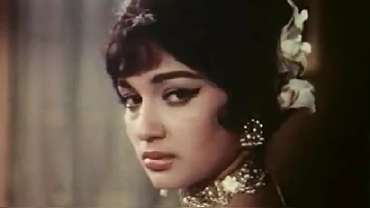 यानंतर त्यांनी कधीच मागे वळून पाहिले नाही. अनेक चित्रपटांमधील त्यांच्या अभिनयाने त्यांना इंडस्ट्रीतील अव्वल अभिनेत्रींच्या यादीत स्थान मिळवून दिले. त्या काळात निर्माते-दिग्दर्शक त्यांना आपल्या चित्रपटासाठी साइन करण्यासाठी रांगा लावत असत. 