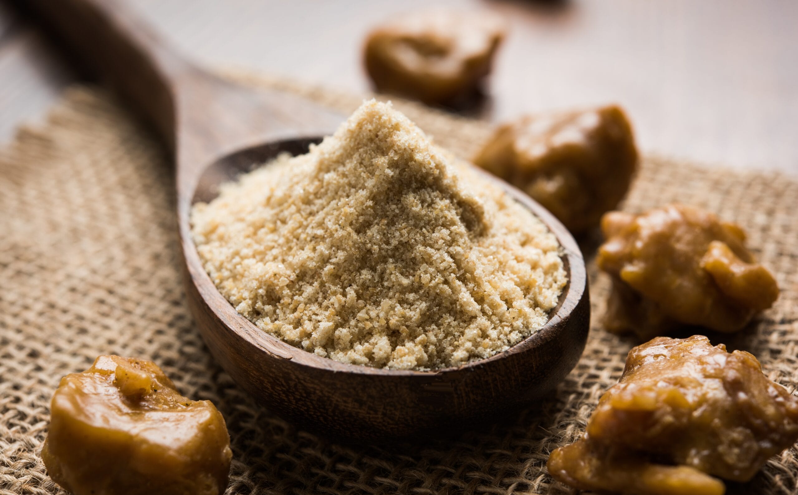 जगभरात भारतीय मसाले प्रसिद्ध आहेत. जगात प्राचीन काळापासून वेलची ते काळीमिरीपर्यंत सर्व मसाले भारतातून निर्यात होतात.भारतीय किचनमधील हा मसाला रोज वापरला जातो. मात्र देशात याची निर्मिती अत्यंत कमी असते. चला तर पाहूयात कोणता मसाला आहे.