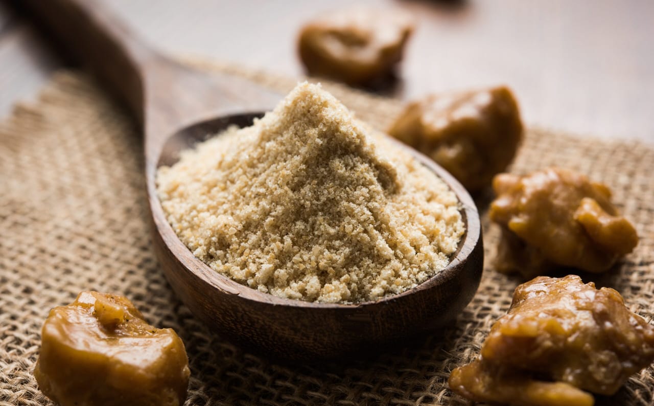 जगभरात भारतीय मसाले प्रसिद्ध आहेत. जगात प्राचीन काळापासून वेलची ते काळीमिरीपर्यंत सर्व मसाले भारतातून निर्यात होतात.भारतीय किचनमधील हा मसाला रोज वापरला जातो. मात्र देशात याची निर्मिती अत्यंत कमी असते. चला तर पाहूयात कोणता मसाला आहे.