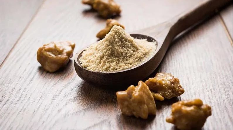  भारतीय जेवणातील महत्वाचा हा मसाला ९० टक्के इम्पोर्ट करुन देशात आणावा लागतो. याचा मुख्य सोर्स अफगाणिस्तान आहे.आणि इराण, ताजिकिस्तान आणि उझबेकिस्तान येथेही याची निर्मिती होते.  