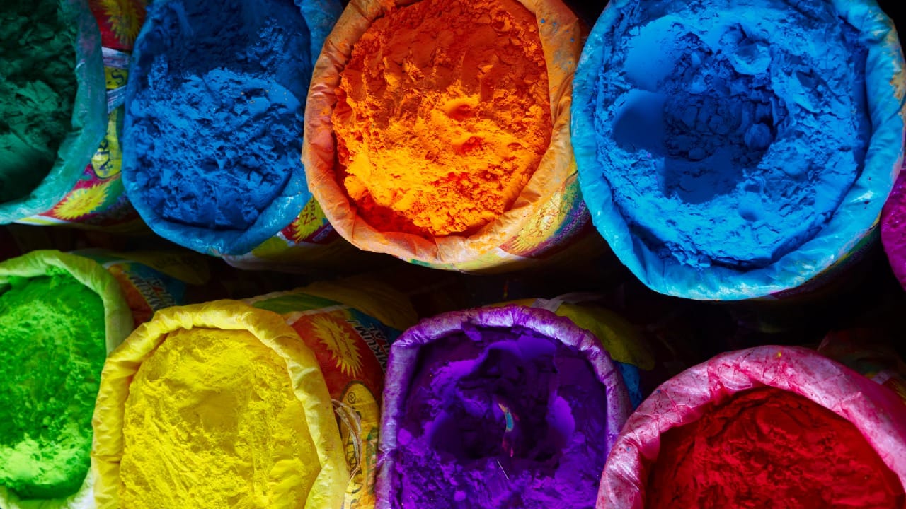 केस धुतल्यानंतर कंडिशनर वापरणे अजिबात विसरू नका, यामुळे केसांचा कोरडेपणा कमी होतो. रंग काढण्यासाठी जास्त गरम पाण्याचा वापर करू नका, यामुळे रंग त्वचेवर निघण्याऐवजी तो अधिक जमा होतो.