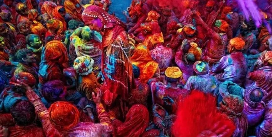 होळी हा असा सण आहे, जो संपूर्ण देशभरात मोठ्या उत्साहाने साजरा केला जातो. सर्वत्र रंगांची उधळण केली जाते. आता तर फक्त भारतच नव्हे तर अमेरिका आणि युरोपीय देशांमध्ये होळी हा सण साजरा केला जातो.