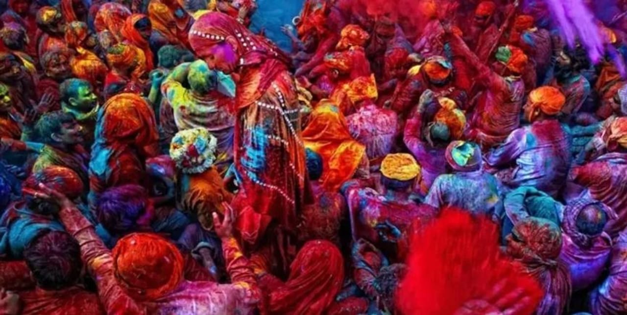 होळी हा असा सण आहे, जो संपूर्ण देशभरात मोठ्या उत्साहाने साजरा केला जातो. सर्वत्र रंगांची उधळण केली जाते. आता तर फक्त भारतच नव्हे तर अमेरिका आणि युरोपीय देशांमध्ये होळी हा सण साजरा केला जातो. 