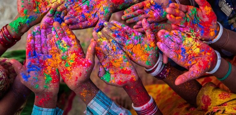 अफगाणिस्तान हे एक मुस्लीम राष्ट्र आहे. त्या देशातही हिंदू लोकसंख्या आहे. त्यामुळे त्या देशात होळी हा सण साजरा केला जातो का? हा प्रश्न नेहमीच विचारला जातो. याच प्रश्नाचे उत्तर आपण जाणून घेऊ या....