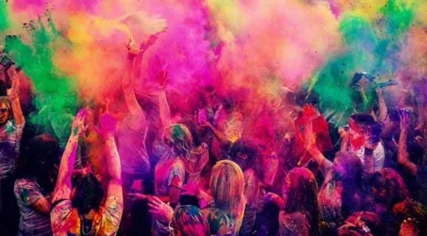 अफगाणिस्तानमध्ये सध्या तालिबानचे सरकार आहे. या सरकारमध्ये तेथील हिंदू आणि शीख समुदायाला होळी हा सण सार्वजनिक रितीने साजरा करण्याची मुभा नाही. मोठी गर्दी, रस्त्यावर उत्सव किंवा रंगांची सार्वजनिकरित्या उधळण यावर तेथे पूर्णपणे बंदी आहे. 