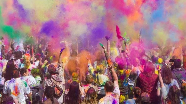 या देशात होळी हा सण सार्वजनिकरित्या साजरा करण्यावर बंदी आहे. गेल्या काही वर्षात अफगाणिस्तानमध्ये हिंदूंची संख्या सातत्याने कमी झालेली आहे. 1970 च्या दशकात येथे 2.8 लाख हिंदू होते, असे सांगितले जाते.