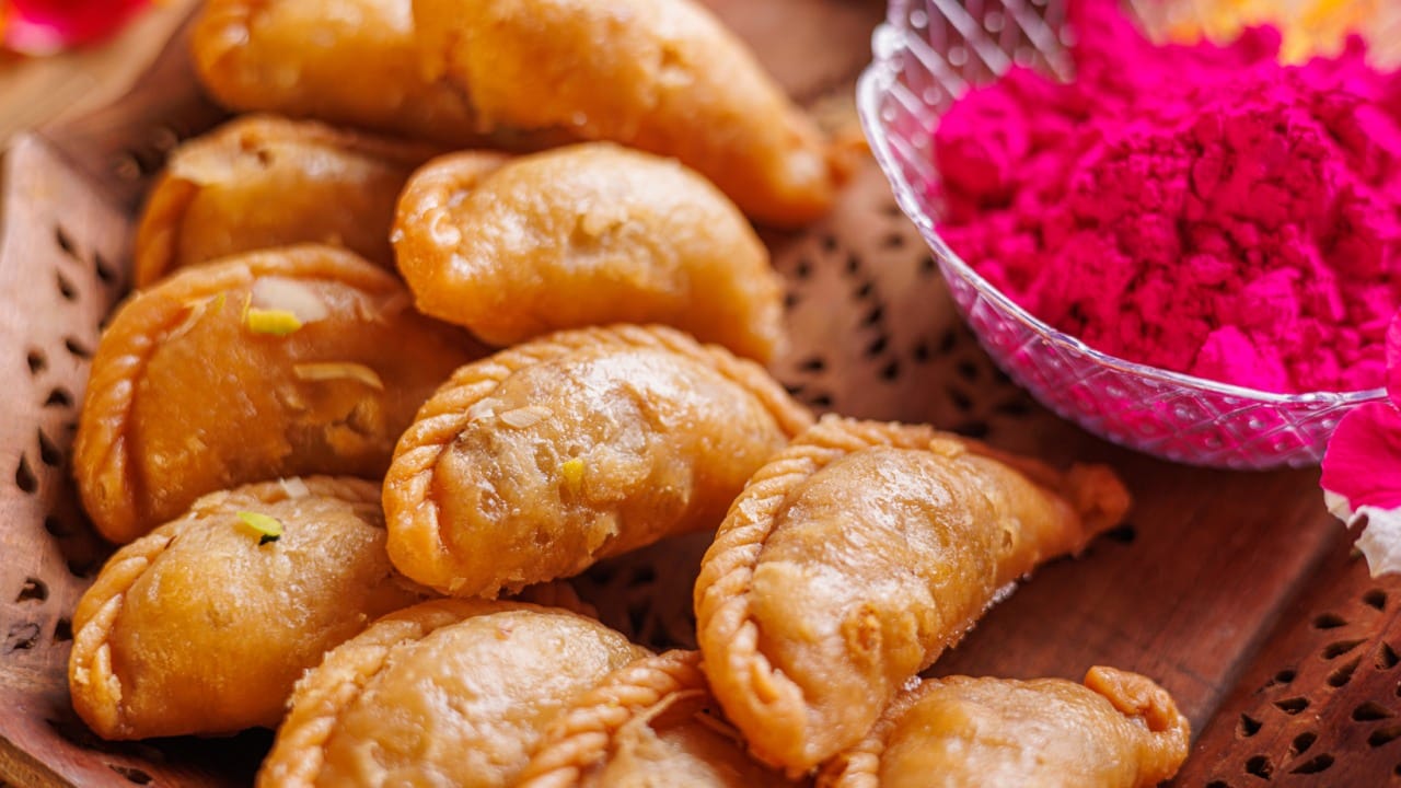 होळीचा सण म्हणजे आनंद, उत्साह आणि रंगांची उधळण. पण या रंगांच्या धुंदीत अनेकदा पक्के रासायनिक रंग त्वचेवर आणि केसांवर जमा होतात. मग हे रंग काढणं एक मोठं आव्हान होऊन बसते.