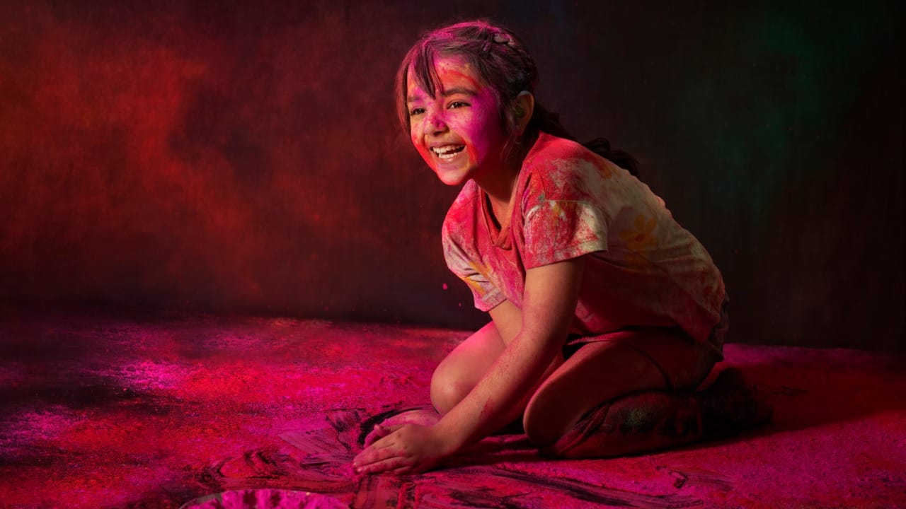 जर रंग त्वचेवर बसला असेल, तर अंघोळीपूर्वी खोबरेल तेल, ऑलिव्ह तेल किंवा मोहरीच्या तेलाने त्वचेवर चांगला मसाज करा. यामुळे रंग लवकर निघण्यास मदत होते.