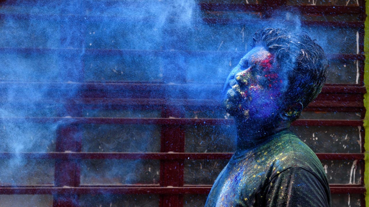 होळी खेळायला जाण्यापूर्वी संपूर्ण शरीराला आणि केसांना खोबरेल तेल किंवा मोहरीचे तेल भरपूर प्रमाणात लावा. यामुळे रंगांचा थर त्वचेच्या थेट संपर्कात येत नाही. तसेच रंग काढणे सोपे जाते. चेहऱ्यासाठी आणि ओठांसाठी पेट्रोलियम जेलीचा वापर करा.