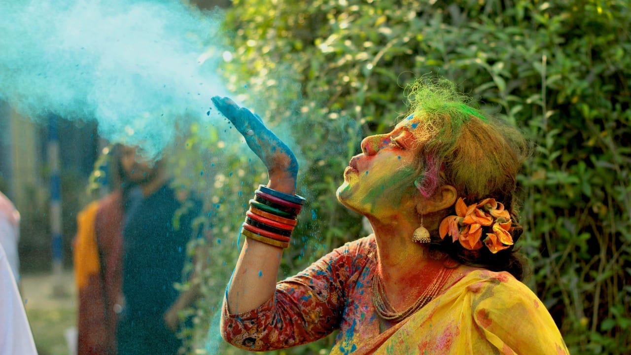 होळीला अवघे दोन दिवस शिल्लक आहेत. सर्वत्रच प्री-होळी सेलिब्रेशन पाहायला मिळत आहे. तुम्हीही होळी खेळण्यासाठी उत्सुक असाल तर रंग काढण्याच्या उपायांपेक्षा, त्वचेला जास्त रंग लागू नये याची काळजी घेणे केव्हाही उत्तम असते.