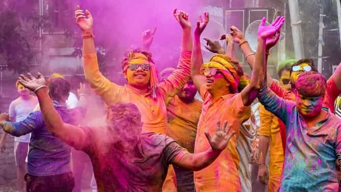 होळीच्या दिवशी तुमच्या राशीनुसार कोणता रंग तुमच्यासाठी ठरेल फायदेशीर?