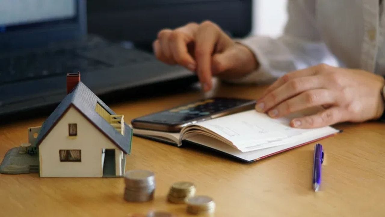 जर घराचा हफ्ता चुकला, तर मनात पहिली भीती येते ती म्हणजे बँक घर जप्त तर करणार नाही ना? अनेकदा कर्जदारांना असं वाटतं की जर एक हफ्ता चुकला की बँक थेट आपल्याला जप्तीची नोटीस पाठवेल. मात्र, रिझर्व्ह बँक ऑफ इंडिया (RBI) आणि 'सरफेसी कायदा' (SARFAESI Act) अंतर्गत कर्जदारांना काही विशेष संरक्षण देते.