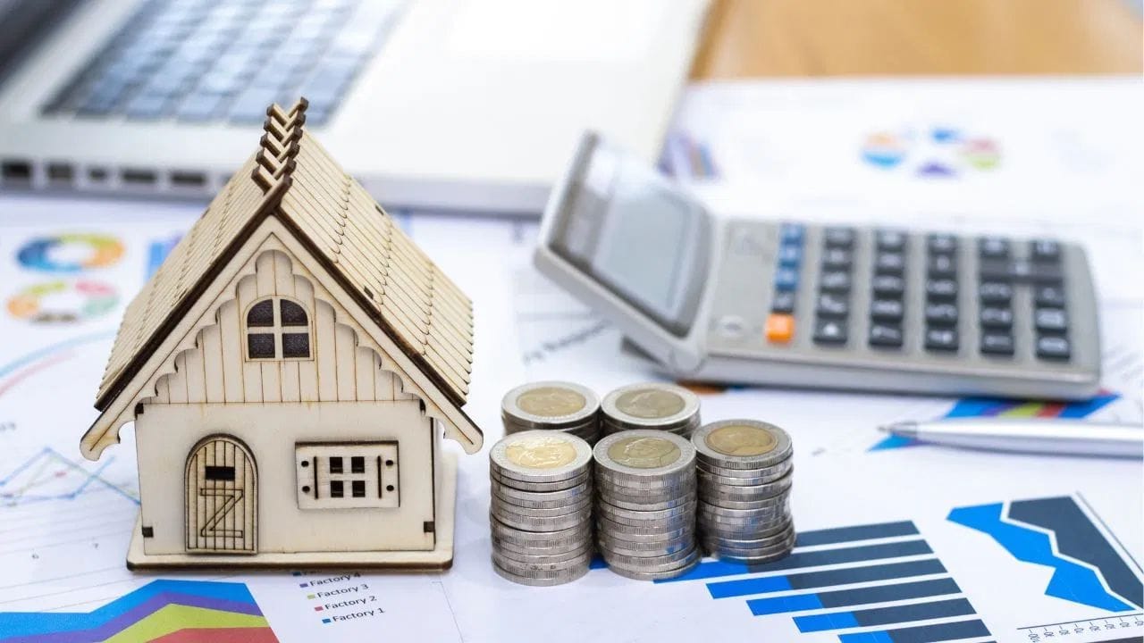 बँकिंग तज्ज्ञांच्या मते, केवळ एक हफ्ता चुकला म्हणून बँक तुमचे घर जप्त करू शकत नाही. पहिला हफ्ता चुकला की बँक तुम्हाला डिफॉल्टर मानत नाही. सुरुवातीला बँक केवळ फोन, एसएमएस किंवा ईमेलद्वारे हफ्ता भरण्याची आठवण करून देते. यावेळी तुम्हाला काही प्रमाणात लेट पेमेंट चार्जेस (Late Payment Charges) भरावे लागतात.