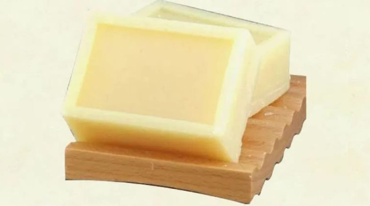 आपण अनेकदा भांडी धुण्यासाठी बाजारातून साबण घेऊ येतो. अशा साबणांचा वापर केल्यावर भांडी तर मस्त चमकतात परंतु महिलांचे हात मात्र कोरडे होतात. हात खराब होतात. त्यामुळेच हात खराब होणार नाहीत यासाठी तुम्ही घरीच एक साबण तयार करू शकता. 