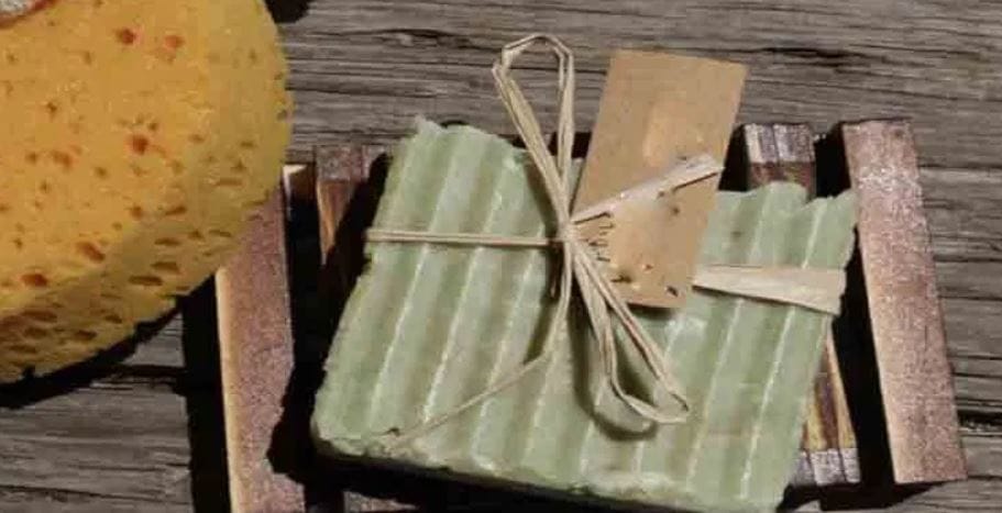 हा साबण कसा तयार करता येईल ते जाणून घेऊ या. घरी तयार केलेल्या या साबणामुळे तुमचे हात कोरडे पडणार नाहीत. ते खराब होणार नाही. सोबतच तुमची भांडीदेखील खूप चांगल्या पद्धतीने साफ होतील.