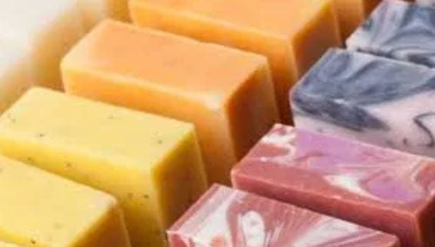 ग्लिसरीन टाकल्याने हे मिश्रण घट्ट होईल त्यामुळे ग्लिसरीनही टाका. तुमच्या आवडीनुसार या मिश्रणात लिंबाचे थेंब, लॅव्हेंडर टाकता येईल. यामुळे साबणाला सुगंध येईल. हे पूर्ण मिश्रण एका सोपच्या कंटेनरमध्ये टाका. त्यानंतर भांडी धुताना हे मिश्रण एक ते दोन चम्मच घ्यावे आणि वापरावे. 