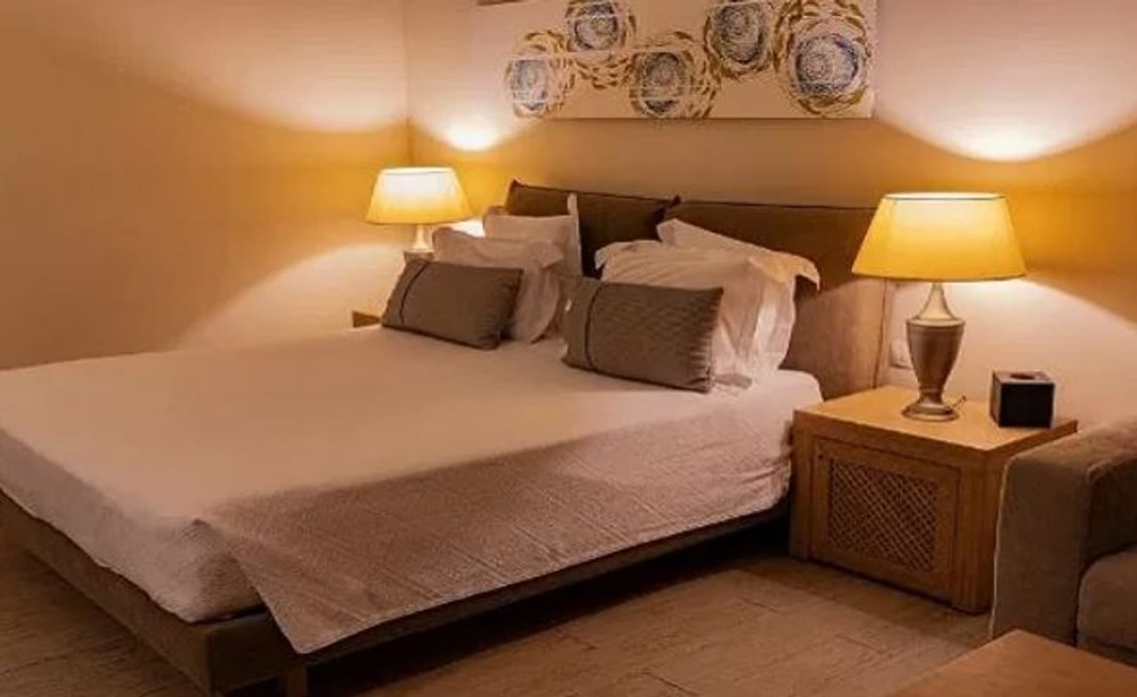 कुठे बाहेर फिरायला किंवा बिझनेस ट्रिपला गेल्यावर अनेकदा हॉटेलमध्ये राहण्याचा योग येतो. हॉटेलमध्ये सर्व सुखसोई असतात त्यामुळे अनेक लोक हॉटेलमध्येच राहणे पसंद करतात. पण काही वेळा तुम्हाला हॉटेलमध्ये रुम नाकारली जाते.