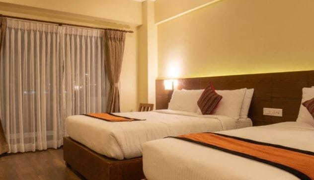 परंतु तुमच्यासोबत एखादी महिला असेल तर अनेकदा हॉटेलमधील कर्मचारी तुम्हाला राहण्यासाठी मनाई करतात. परंतु तुमच्याकडे एक कागदपत्र असेल तर हॉटेलचा मालकदेखील तुम्हाला रुम देण्यासाठी मनाई करू शकत नाही.