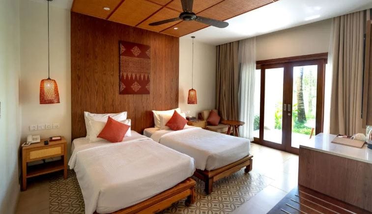 तुम्ही अल्पवयीन नसाल तर तुम्हाला हॉटेलमध्ये रुम देण्यापासून कोणीही रोखू शकत नाही. तुम्ही सज्ञान असल्याचे, वयाचा पुरावा असल्याचे कादपत्र तुमच्याकडे असेल तर कायद्यानुसार तुम्हाला कोणासोबतही राहता येते. तुम्हाला कायद्यानुसार कोणीही अडवू शकत नाही.