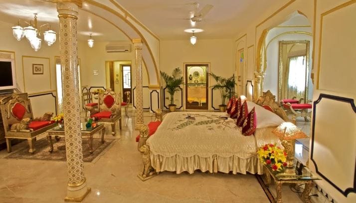 परंतु अनेकदा सामाजिक सुरक्षा लक्षात घेऊन हॉटेलचे मालक तुम्हाला रुम नाकारतात. किंवा काही संशयास्पद बाब आढळून आल्यासही काही हॉटेलचे मालक रुम देण्यास नकार देतात. अनेकदा काही कपल्सही रुमची मागणी करतात.