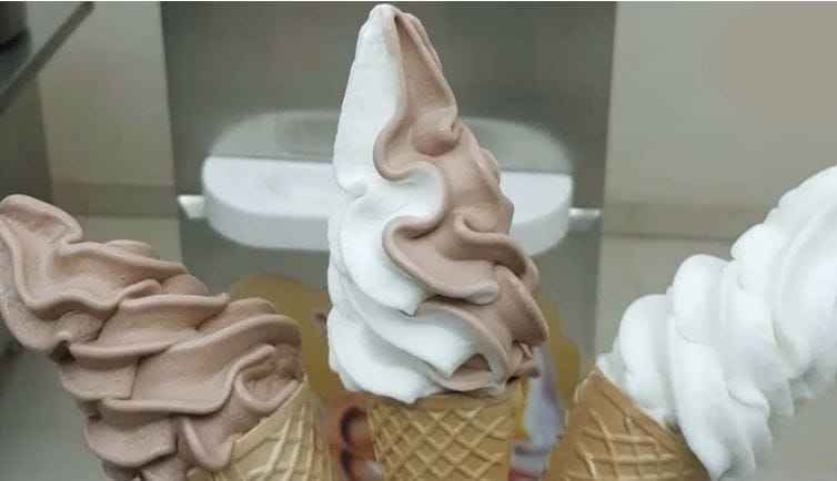 साधारण 200 इ. स पूर्वी लोक दूध आणि तांदळाचे मिश्रण असलेला एक पदार्थ आवडीने खायचे. त्याला अगोदर थंड केलं जायचं. त्यामुळे तो आजकालच्या आईसक्रीमप्रमाणेच  वाटायचा. जुन्या काळात ग्रीस आणि रोममध्ये लोक अशा प्रकारचे खाद्यपदार्थ खूप महाग होते. 