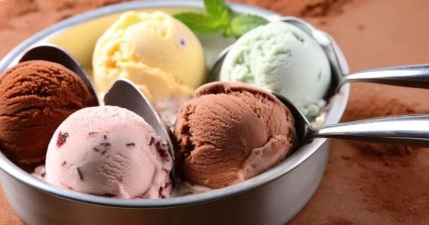 1600 व्या शतकापासून आईस्क्रीम सामान्य लोकांसाठी उपलब्ध होऊ लागली. त्यानंतर बऱ्याच वर्षाांनी म्हणजेच 1851 साली जॅकब फुसेल या व्यक्तीने यूकेमध्ये जगातील पहिला आईस्क्रीमचा कारखाना चालू केला आणि तेव्हापासून आईस्क्रीम हा खाद्यपदार्थ संपूर्ण जगात पोहोचला. (टीप- या लेखातील माहिती प्राथमिक स्त्रोतांवर आधारलेली आहे. अधिक माहितीसाठी तज्ज्ञांशी संपर्क साधावा.)  