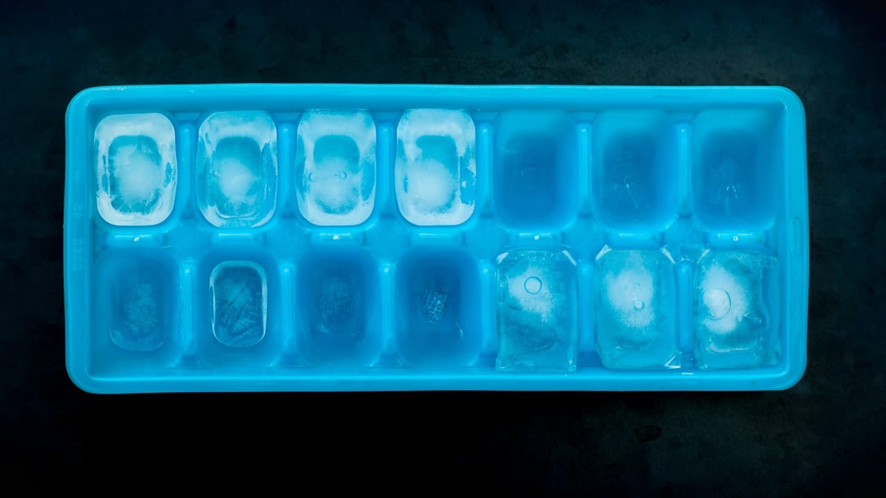 आरोग्य तज्ज्ञांच्या मते, बर्फाच्या ट्रेची देखील एक एक्सपायरी डेट असते. प्लास्टिकच्या ट्रेवर कालांतराने बारीक ओरखडे पडतात. या ओरखड्यांमध्ये बॅक्टेरिया आणि ओलावा साचून राहतो, जो साध्या धुण्याने निघत नाही.