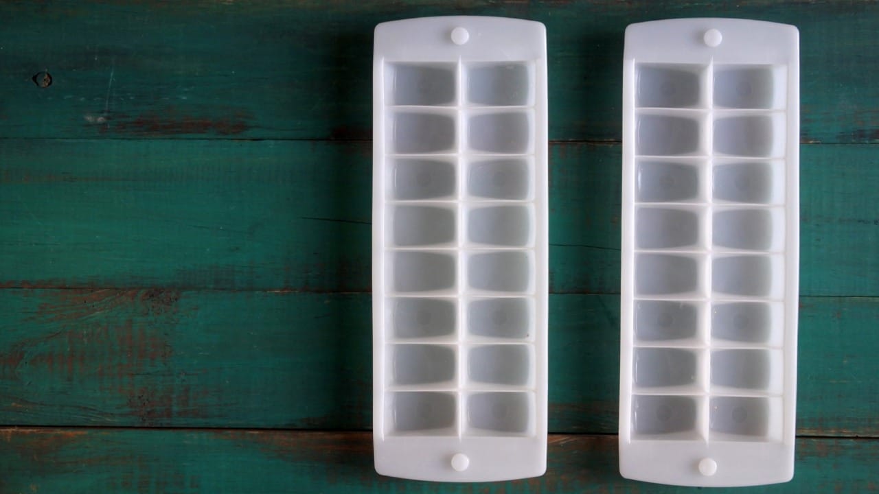 तसेच, जुन्या प्लास्टिकमधून रसायने (BPA) पाण्यात उतरण्याची शक्यता असते. जर तुमच्या बर्फाला फ्रीजमधील इतर पदार्थांचा वास येत असेल, तर समजावे की ट्रे बदलण्याची वेळ आली आहे. प्लास्टिक ट्रे हा साधारणपणे ६ ते १२ महिन्यांत बदलणे आरोग्यासाठी हिताचे आहे.