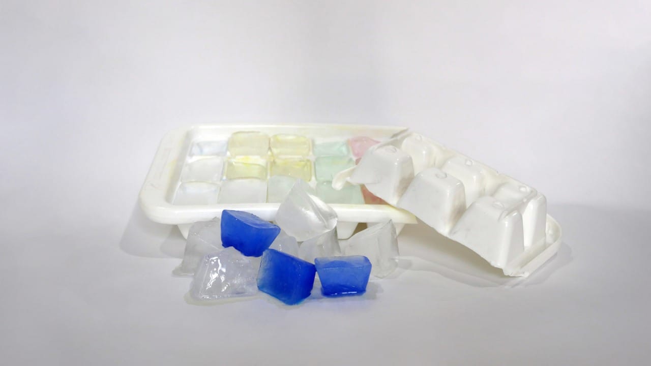 उन्हाळा असो किंवा थंड पेयांचा आस्वाद घ्यायचा असो, आपण फ्रीजमधील बर्फाचा सर्रास वापर करतो. पण तुम्ही कधी विचार केला आहे का की ज्या ट्रेमध्ये हा बर्फ तयार होतो, तो किती जुना आहे? अनेक घरांमध्ये वर्षानुवर्षे तोच प्लास्टिकचा ट्रे वापरला जातो, जो आरोग्यासाठी घातक ठरू शकतो.