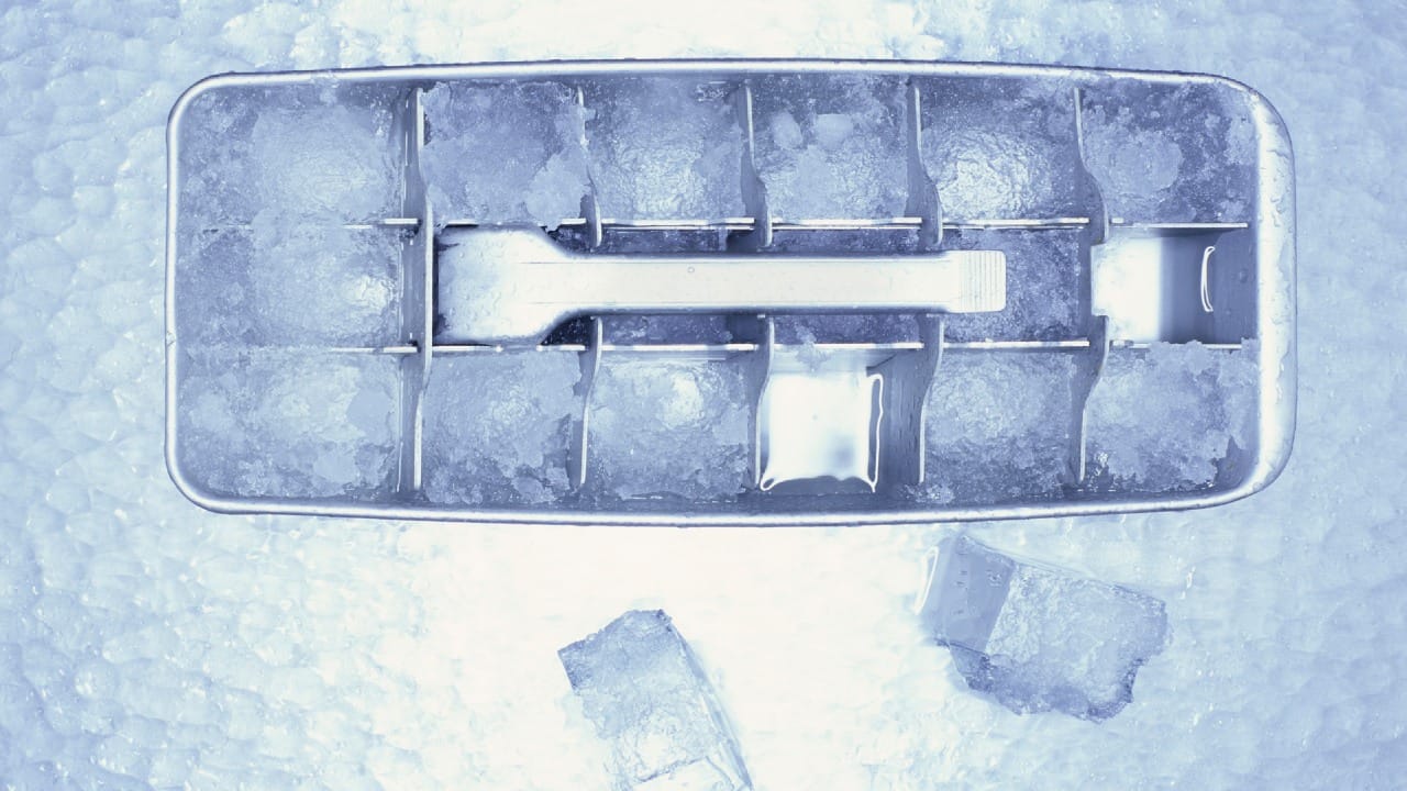 सिलिकॉन ट्रे हे जास्त काळ टिकतात. तथापि, २ वर्षांनंतर किंवा सिलिकॉन सैल पडू लागल्यास ते बदलणे योग्य ठरते. स्टील ट्रे हे सर्वात सुरक्षित मानले जातात. जोपर्यंत त्यांना गंज लागत नाही किंवा ते वाकत नाहीत, तोपर्यंत ते वापरता येतात.