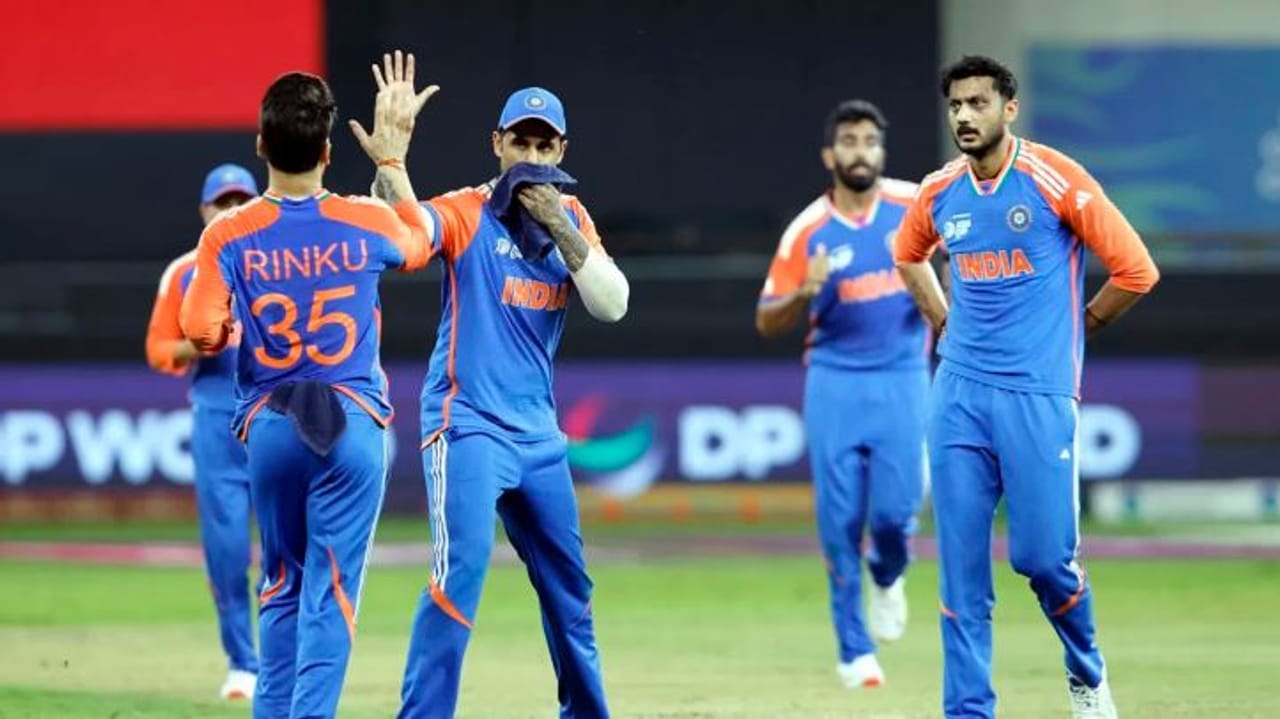 यंदाच्या टी-20 विश्वचषक स्पर्धेत संपूर्ण जग भारत आणि पाकिस्तान यांच्यातील सामन्याची वाट पाहत आहे. गेल्या अनेक दिवसांपासून पाकिस्तान भारताविरोधात सामना खेळण्यास तयार नव्हता. परंतु आयसीसी, बांगलादेश आणि पाकिस्तान यांच्यात चर्चेच्या अनेक फेऱ्यानंतर आता भारत आणि पाकिस्तान यांच्यात सामना होणार आहे. 