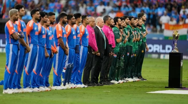 असे असतानाच आता  भारत आणि पाकिस्तान यांच्यातील सामन्यात नेमकी किती कोटी रुपयांची कमाई होते, असे विचारले जात आहे. एका अंदाजानुसार भारत आणि पाकिस्तान यांच्यात सामना होत असेल तर त्या सामन्यात एकूण 2200 ते 4500 कोटी रुपयांची कमाई होऊ शकते. यातील बहुसंख्य कमाई ही टीव्ही आणि डिजिटल ब्रॉडकास्टींगच्या माध्यमातून होते. 