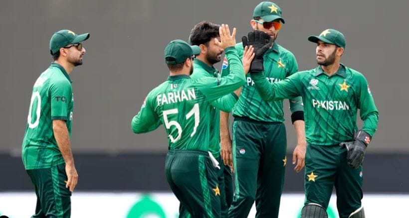 भारत-पाकिस्तान सामन्यात जाहिरातीचे दर गगनाला भिडतात. प्राईम टाईममध्ये 10 सेकंदाची जाहिरात द्यायची असेल तर त्यासाठी 25 ते 40 लाख रुपये घेतले जाऊ शकतात. व्ह्यूअरशीप आणि स्ट्रिमिंग प्लॅटफॉर्म यावरून जाहिरातीचा दर ठरवला जातो. 