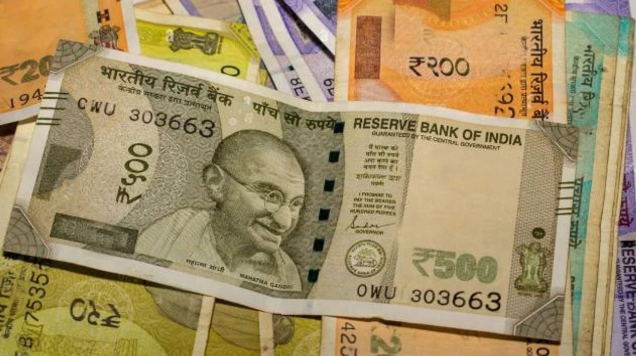 भारताच्या चलनी नोटांवर राष्ट्रपिता महात्मा गांधी यांचा फोटो असतो. ज्या नोटेवर महात्मा गांधी यांचा फोटो नाही, ती नोट भारतात चालत नाही. परंतु अनेकदा महात्मा गांधी यांचा नोटेवरील फोटो बदलता येऊ शकतो का? याबाबत जाणून घेऊ..