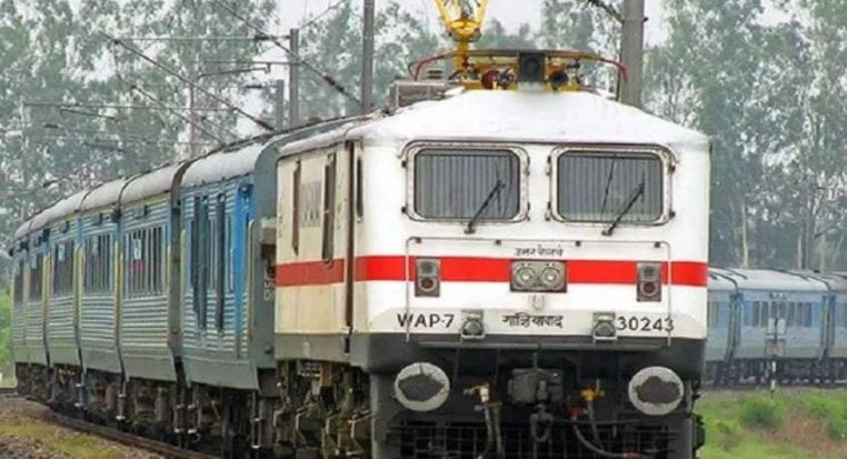 भारतीय रेल्वेने कोट्यवधी प्रवाशांना दिलासा देण्याचा निर्णय घेतला आहे. आतापर्यंत फक्त एसी कोच किंवा फर्स्ट क्लास कोचमध्येच चांगल्या पद्धतीने साफसफाई केली जायची. जनरल डब्यांत सगळीकडे दुर्गंधीच पाहायला मिळायची. परंतु आता चित्र बदलणार आहे.