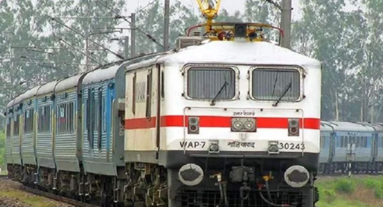 भारतीय रेल्वेने कोट्यवधी प्रवाशांना दिलासा देण्याचा निर्णय घेतला आहे. आतापर्यंत फक्त एसी कोच किंवा फर्स्ट क्लास कोचमध्येच चांगल्या पद्धतीने साफसफाई केली जायची. जनरल डब्यांत सगळीकडे दुर्गंधीच पाहायला मिळायची. परंतु आता चित्र बदलणार आहे.