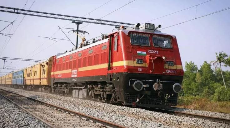 आपल्या देशात रेल्वेचं मोठं आणि विस्तृत असं जाळं आहे. भारतात एका मिनिटात शेकडो रेल्वे धावत असतात. प्रत्येक नियमाचे काटेकोरपणे पालन केल जात असल्यामुळेच भारतातील या रेल्वे यशस्वीपणे प्रवास करतात.  