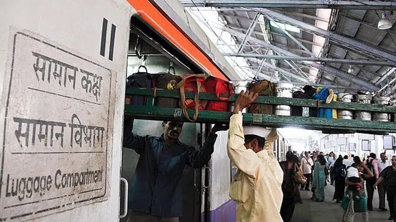 जर तुमच्याकडे ३-टायर एसीचे तिकीट असेल आणि तुम्ही २-टायर किंवा फर्स्ट एसीमध्ये प्रवास करत असाल, तर भाड्याचा फरक आणि शुल्क आकारले जाते. महिलांसाठी राखीव डबे, दिव्यांग कोच किंवा विशेष राखीव डब्यांमध्ये पात्रता नसताना प्रवास करु नये.