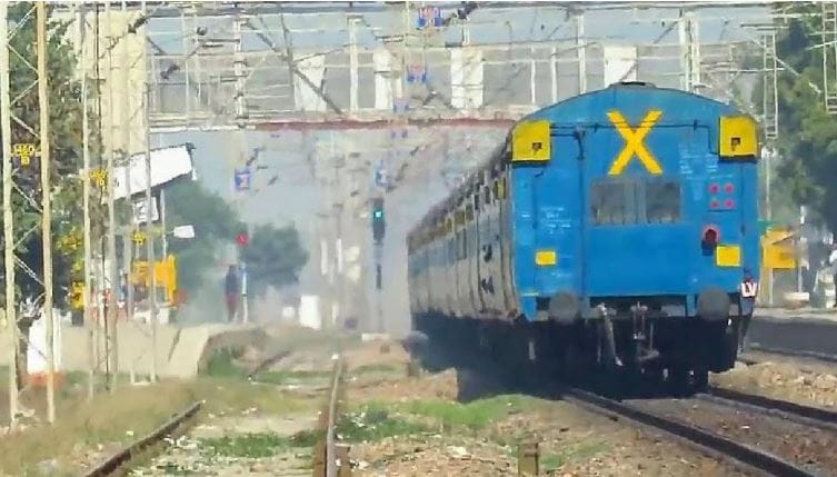 रेल्वेच्या प्रवासासाठी रेल्वेरुळावर लागलेले सिग्नल आणि संकेत खूप महत्त्वाचे असतात. रेल्वेचा पुढचा प्रवास कदी चालू करायचा आणि कुठे रेल्वे थांबवायची हे याच सिग्नल आणि संकेतांवरून लोकोपायलटला समजते. 