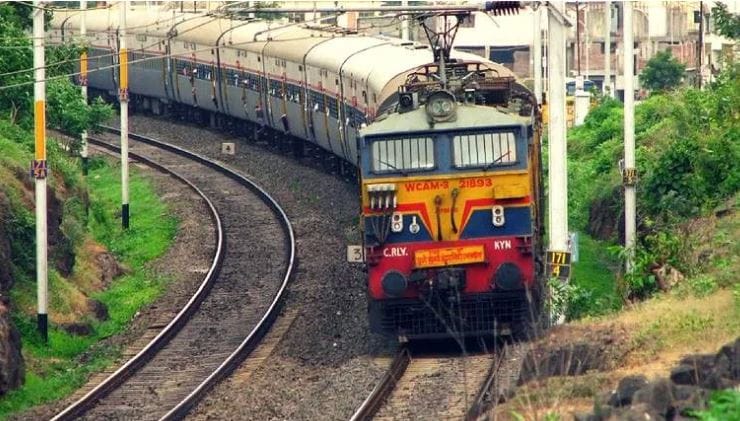 भारतीय रेल्वेने एक मोठी योजना तयार केली आहे. या योजनेअंतर्गत आगामी 52 आठवड्यांत म्हणजेच साधारण केा वर्षात या योजनेची अंमलबजावणी केली जाणार आहे. या मोहिमेची सुरुवात साफसफाईने केली जाणार आहे.