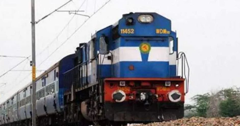 सफाई कर्मचारी जनरल कोचमध्ये जाऊन टॉयलेट साफ करेल. तसेच कचराही साफ करेल. ही मोहीम राबवण्यासाठी अगोदर प्रत्येक झोनमध्ये 4-4 ट्रेन निवडण्यात आल्या आहेत. नंतर हळूहळू 80-80 ट्रेनपर्यंत ही सफाई केली जाईल.