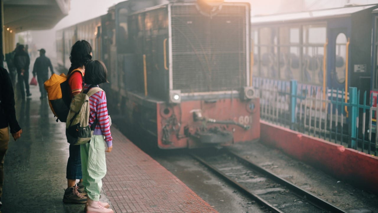 रेल्वेच्या नियमांनुसार सामानाच्या डब्यात बसणे हा केवळ नियमांचा भंग नसून तुमच्या सुरक्षेसाठीही मोठा धोका आहे. रेल्वे कायदा, १९८९ नुसार, रेल्वेच्या अनधिकृत भागात प्रवेश करणे हा दंडनीय गुन्हा आहे. वेगवेगळ्या रेल्वे झोनमध्ये याचे नियम थोडे वेगळे असू शकतात, परंतु कारवाई मात्र केली जाते.