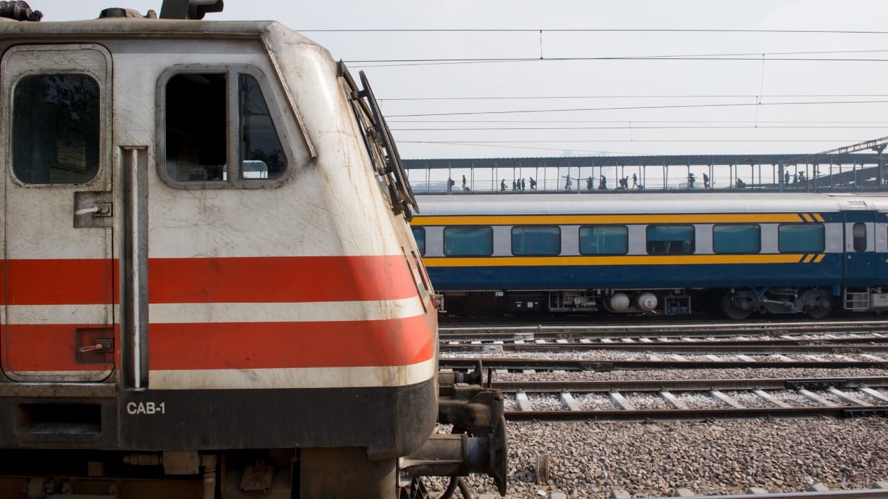 भारतीय रेल्वेने दररोज लाखो प्रवासी प्रवास करतात. अनेकदा जनरल डब्यातील प्रचंड गर्दी टाळण्यासाठी किंवा घाईघाईत प्रवासी रेल्वेच्या सामाना कक्ष म्हणजेच लगेज डब्यात (Luggage Van/Brake Van) शिरतात. मात्र या कोचमधून प्रवास करणे तुम्हाला महागात पडू शकते.