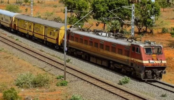 लुप लाईनवर कधीच हिरव्या रंगाचे सिग्नल नसते. लुप लाईनवर नेहमी रेड किंवा यलो सिग्नल असते. यलो सिग्नल लागल्यानंतर रेल्वेचा प्रवास सुरू होतो परंतु रेल्वेची गती ही 30 किमी प्रतितासपेक्षा जास्त नसते. मेन लाईनवर आल्यानंतर लोको पायलटला ग्रीन सिग्नल दिले जाते. त्यानंतर लोको पायलट रुल्वेचा वेग वाढवू शकतो.