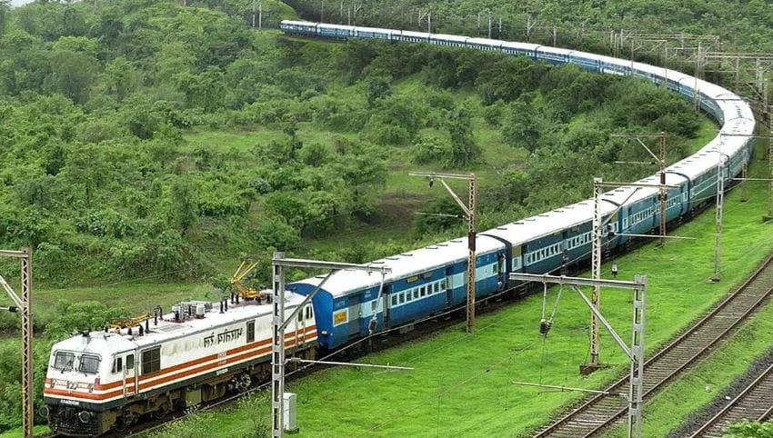 रेल्वेच्या डब्याला दिलेल्या रंगाच्या माध्यमातून प्रवाशांना तसेच रेल्वे प्रशासनाला काही संकेत मिळतात. बहुसंख्य रेल्वे डब्यांना निळा रंग असतो. डब्याला निळा रंग असेल तर तो डबा स्लीपर कोच किंवा जनरल कोच आहे, अशी माहिती त्यातून मिळते. 