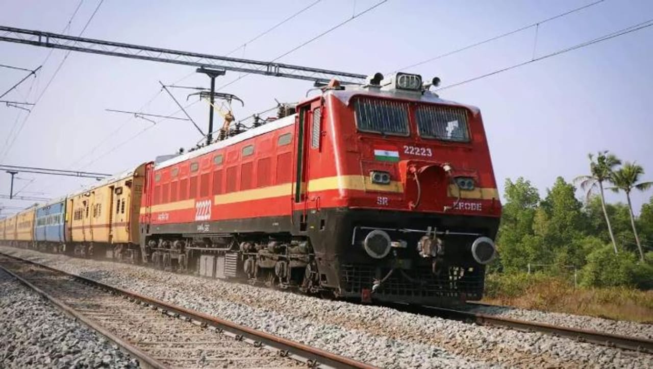 तुम्ही रेल्वेतून कधी प्रवास केला असेल तर तुम्हाला प्रत्येक ट्रेनचा वेगवेगळा रंग दिसून आला असेल. काही रेल्वे या निळ्या रंगाच्या असतात तर काही रेल्वे हिरव्या, पिवळ्या रंगाच्या असतात. सध्या वंदे भारत यासारखी ट्रेन तर केशरी रंगाची असल्याचे पाहायला मिळते. 