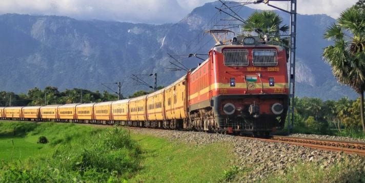 काही रेल्वेचे डबे हे पिवळ्या रंगाचे असतात. यातून रेल्वेच्या डब्यांना पिवळी पट्टी असते. असा डबा हा पार्सल डबा किंवा तांत्रिक काम करण्यासाठी राखीव ठेवलेला डबा असतो. आता नव्या रेल्वेमध्ये करडा किंवा केशरी रंगाचाही वापर केला जातोय. हा रंग आधुनिक तंत्रज्ञान, वेग याचे प्रतिक मानला जातो.