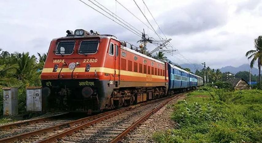 परंतु देशभरातील रेल्वेचा रंग वेगवेगळा का असतो? याबाबत तुम्हाला माहिती आहे का? विशेष म्हणजे रेल्वेसोबतच वेगवेगळ्या रंगाचे डबेदेखील असतात. त्यामुळेच रेल्वेमध्ये वेगवेगळ्या रंगाचे डबे का असतात, हे जाणून घेऊ या. 