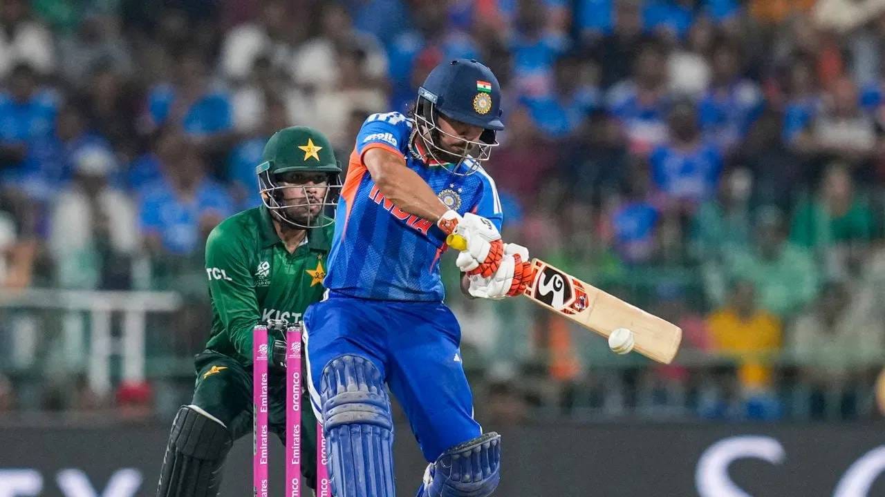 टी20 वर्ल्ड कप 2026 मध्ये आतापर्यंतचे सर्व रेकॉर्ड तुटण्याच्या मार्गावर आहेत. आतापर्यंत टुर्नामेंटमध्ये 530 सिक्स लागले आहेत. एकाच वर्ल्ड कपमध्ये सर्वाधिक सिक्सचा हा रेकॉर्ड बनला आहे. अजून 13 सामने बाकी आहेत. त्यामुळे हा आकडा आणखी वाढणार आहे. 600 सिक्स सुद्धा पहायला मिळू शकतात. (PHOTO CREDIT- PTI)